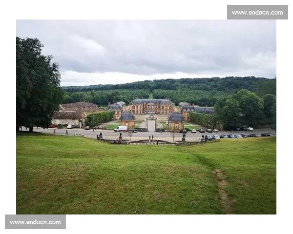 法国凡尔赛跑首迎中国品牌：特步领衔 “中国智造” 亮相凡尔赛